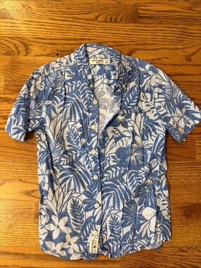 Abercrombie & Fitch Blue and White Tropical Short-Sleeve Button-Down Shirt